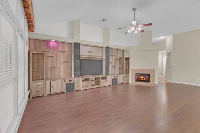 202 Matlock Meadow Drive, Arlington, TX 76002