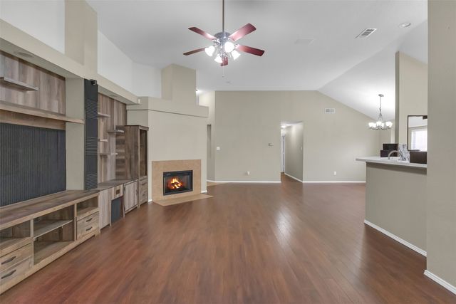 202 Matlock Meadow Drive, Arlington, TX 76002