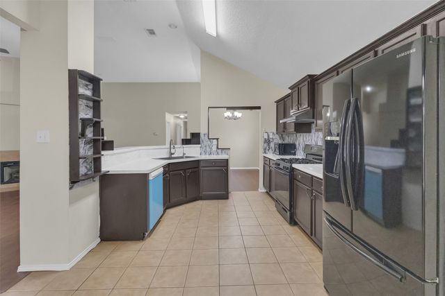 202 Matlock Meadow Drive, Arlington, TX 76002