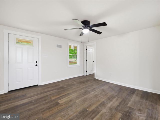 5909 CHARLES TOWN RD, Kearneysville, WV 25430