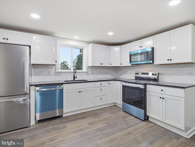 5909 CHARLES TOWN RD, Kearneysville, WV 25430