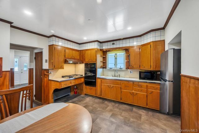 389 Hamilton Avenue, Hewlett, NY 11557