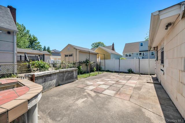 389 Hamilton Avenue, Hewlett, NY 11557