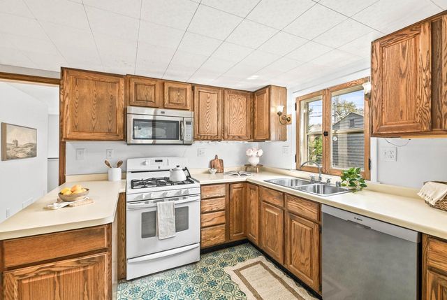 5932 Santa Monica BOULEVARD, Whitefish Bay, WI 53217
