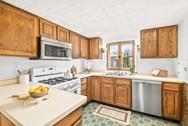 5932 Santa Monica BOULEVARD, Whitefish Bay, WI 53217