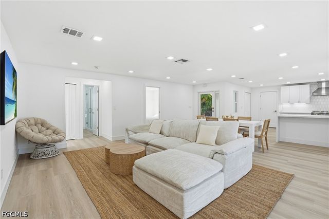 1040 Kings Crown DR, Sanibel, FL 33957