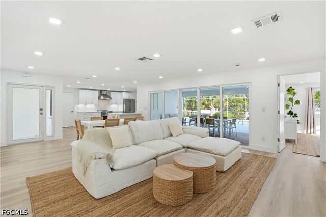 1040 Kings Crown DR, Sanibel, FL 33957