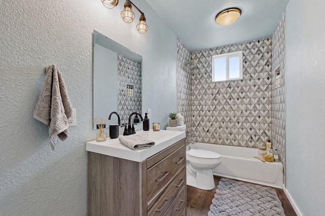 433 Loma Hermosa Drive NW, Albuquerque, NM 87105