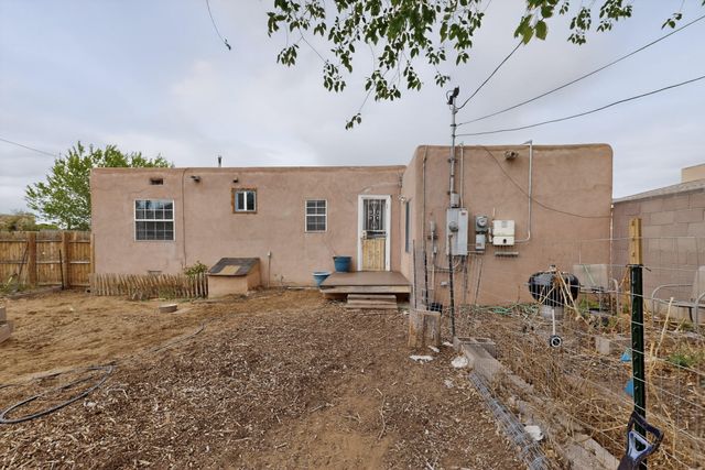 433 Loma Hermosa Drive NW, Albuquerque, NM 87105