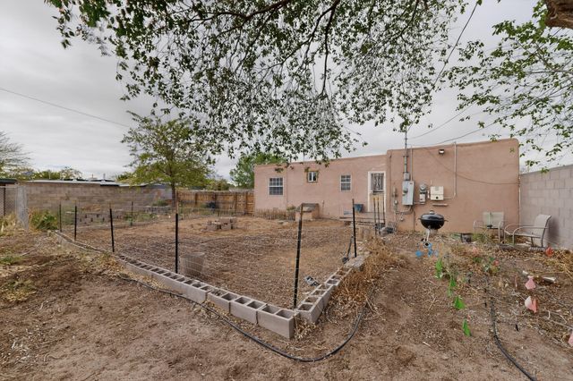 433 Loma Hermosa Drive NW, Albuquerque, NM 87105