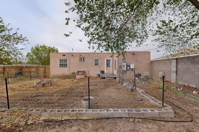 433 Loma Hermosa Drive NW, Albuquerque, NM 87105