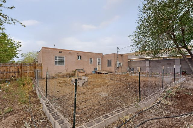 433 Loma Hermosa Drive NW, Albuquerque, NM 87105