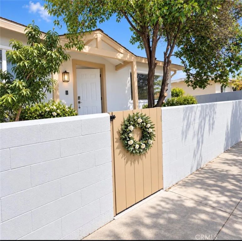7031 Hood Avenue A, Huntington Park, CA 90255