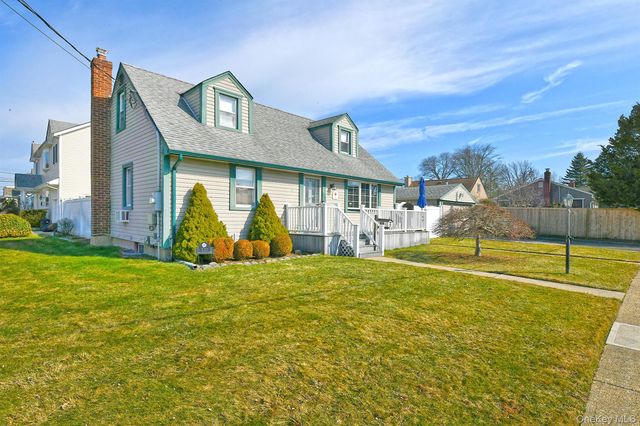 120 E Zoranne Drive, Farmingdale, NY 11735