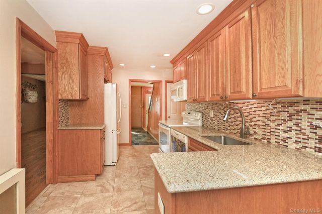 120 E Zoranne Drive, Farmingdale, NY 11735