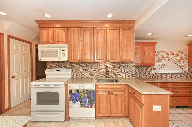 120 E Zoranne Drive, Farmingdale, NY 11735