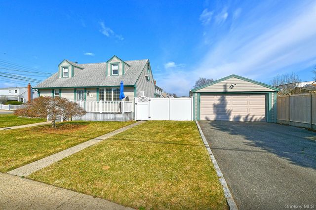 120 E Zoranne Drive, Farmingdale, NY 11735