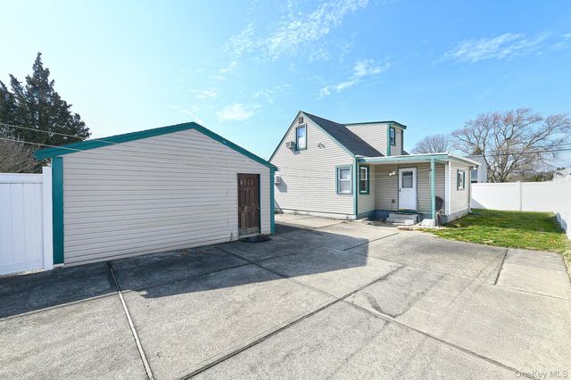 120 E Zoranne Drive, Farmingdale, NY 11735