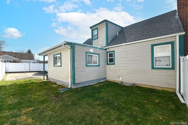 120 E Zoranne Drive, Farmingdale, NY 11735