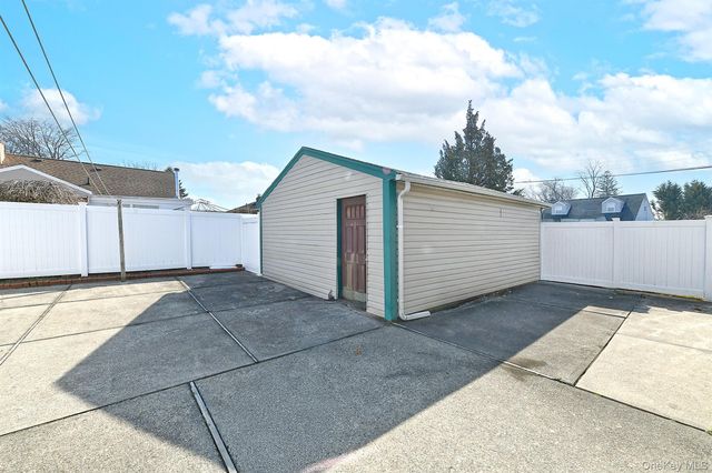 120 E Zoranne Drive, Farmingdale, NY 11735