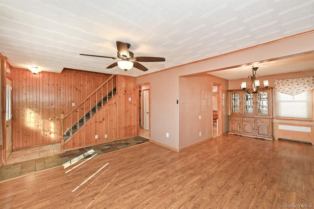 120 E Zoranne Drive, Farmingdale, NY 11735