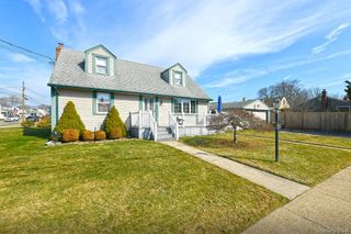 120 E Zoranne Drive, Farmingdale, NY 11735