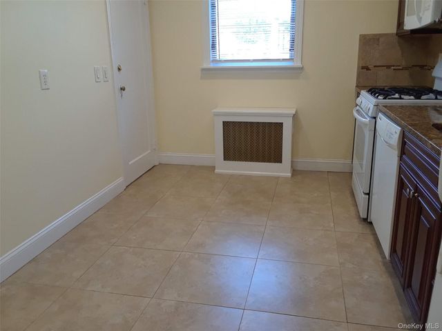 29 N Long Beach Road 1, Rockville Centre, NY 11570