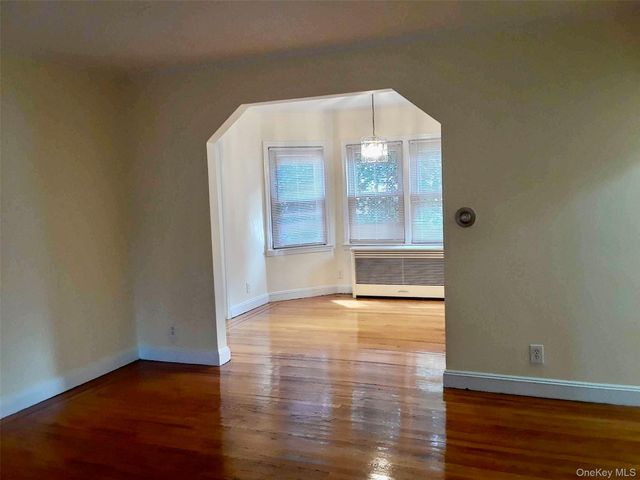29 N Long Beach Road 1, Rockville Centre, NY 11570