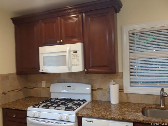 29 N Long Beach Road 1, Rockville Centre, NY 11570