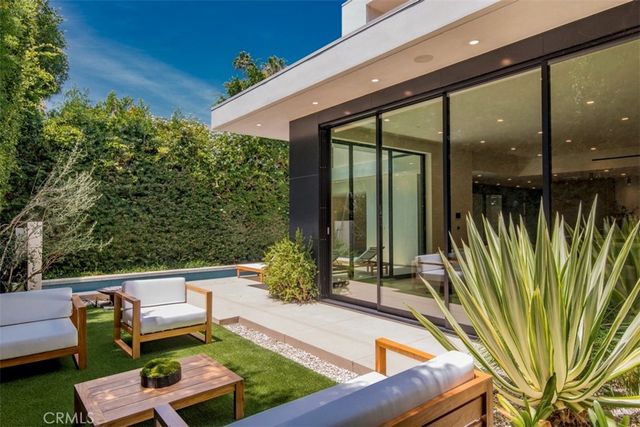 9018 Dorrington Avenue, West Hollywood, CA 90048