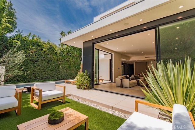 9018 Dorrington Avenue, West Hollywood, CA 90048