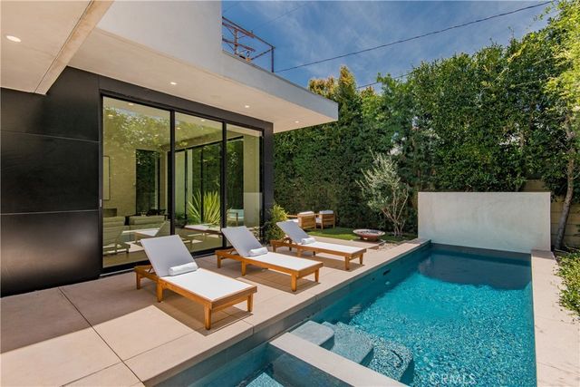 9018 Dorrington Avenue, West Hollywood, CA 90048