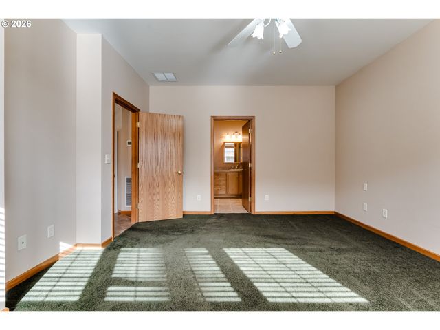 2099 LAKE SHORE Dr, Eugene, OR 97408