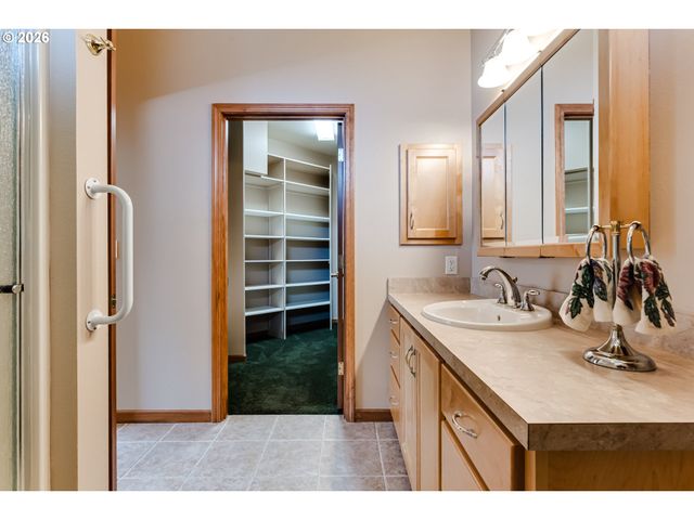 2099 LAKE SHORE Dr, Eugene, OR 97408