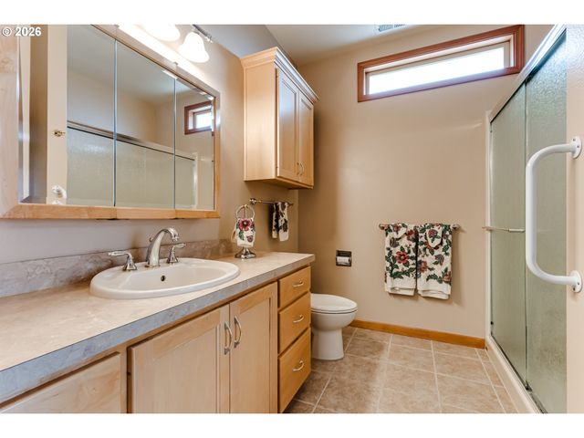 2099 LAKE SHORE Dr, Eugene, OR 97408