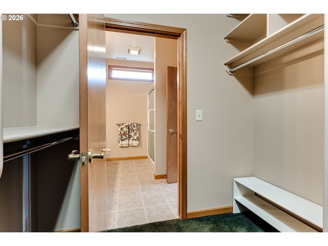 2099 LAKE SHORE Dr, Eugene, OR 97408