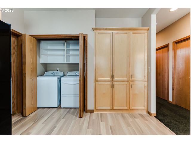 2099 LAKE SHORE Dr, Eugene, OR 97408