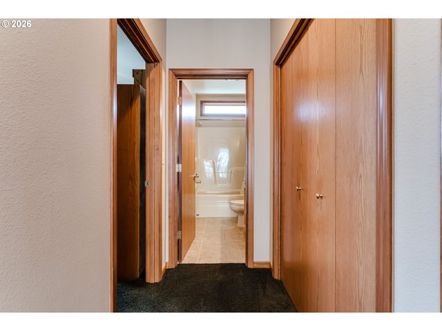 2099 LAKE SHORE Dr, Eugene, OR 97408