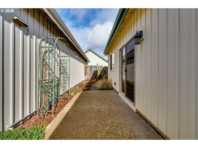 2099 LAKE SHORE Dr, Eugene, OR 97408