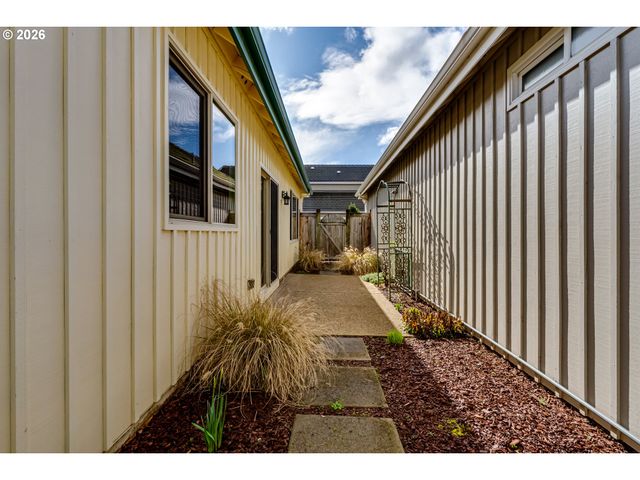 2099 LAKE SHORE Dr, Eugene, OR 97408