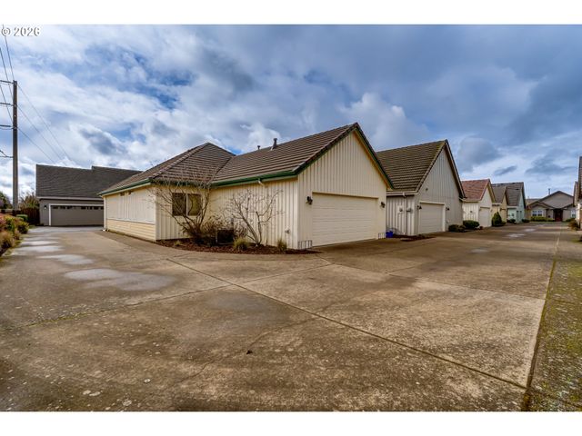 2099 LAKE SHORE Dr, Eugene, OR 97408