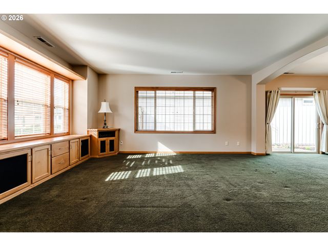 2099 LAKE SHORE Dr, Eugene, OR 97408