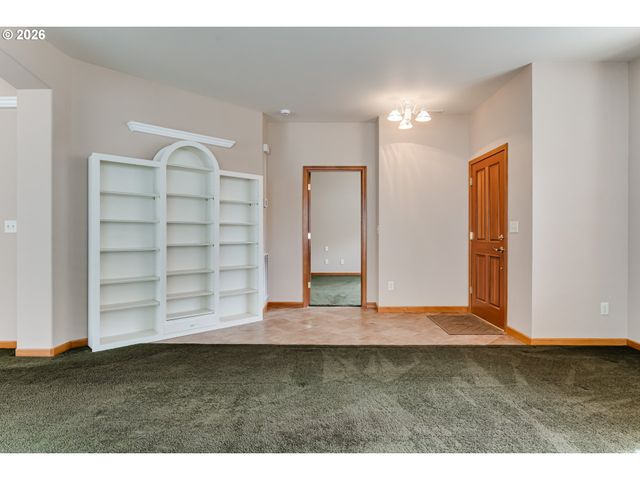 2099 LAKE SHORE Dr, Eugene, OR 97408