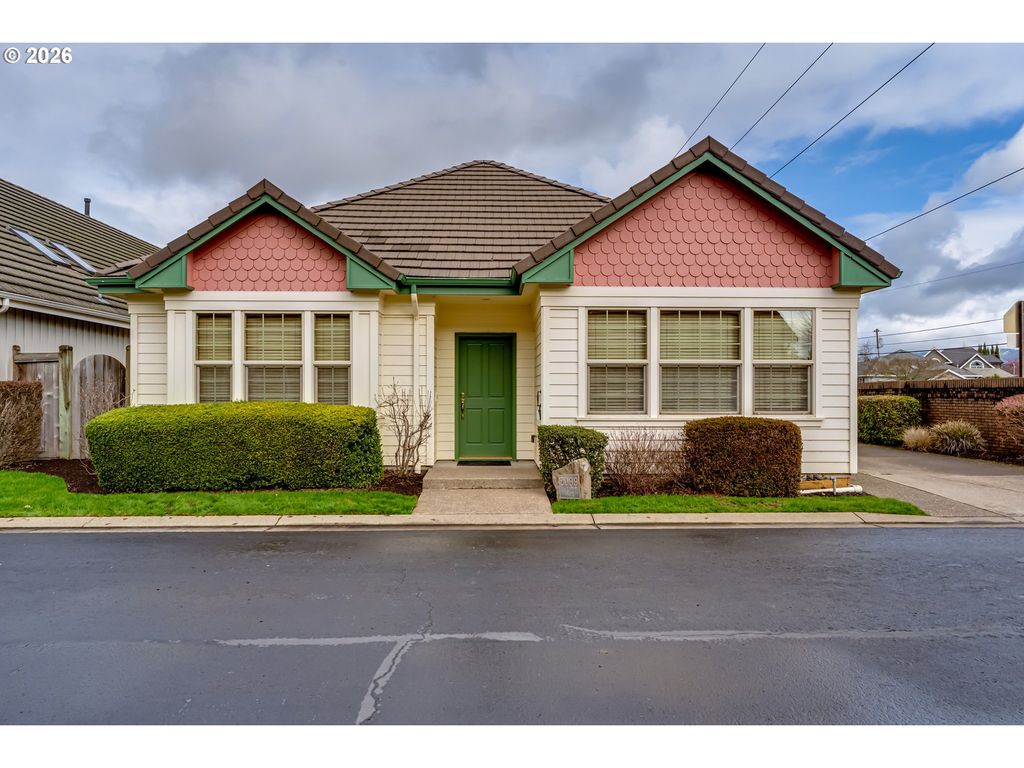 2099 LAKE SHORE Dr, Eugene, OR 97408