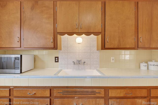 23640 Hollander Street, Dearborn, MI 48128