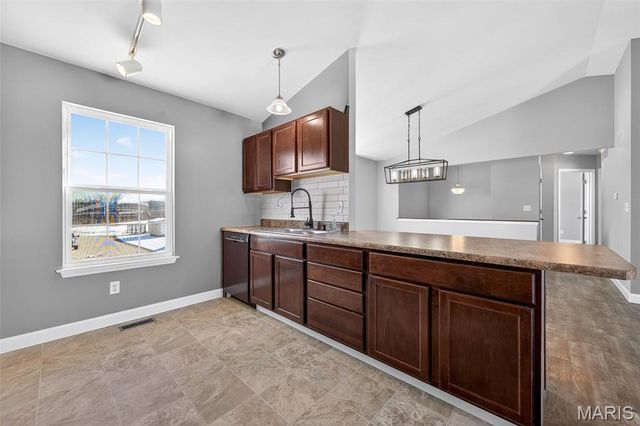 127 Creekside Drive, Winfield, MO 63389