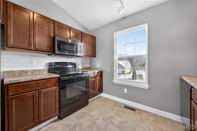 127 Creekside Drive, Winfield, MO 63389