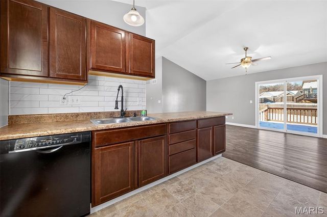 127 Creekside Drive, Winfield, MO 63389