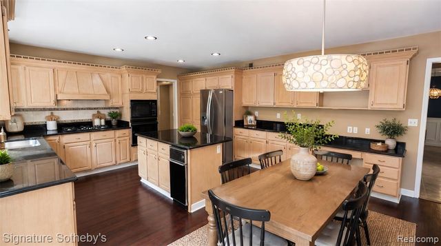 4866 Riverchase Drive, Troy, MI 48098