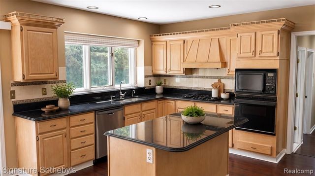4866 Riverchase Drive, Troy, MI 48098